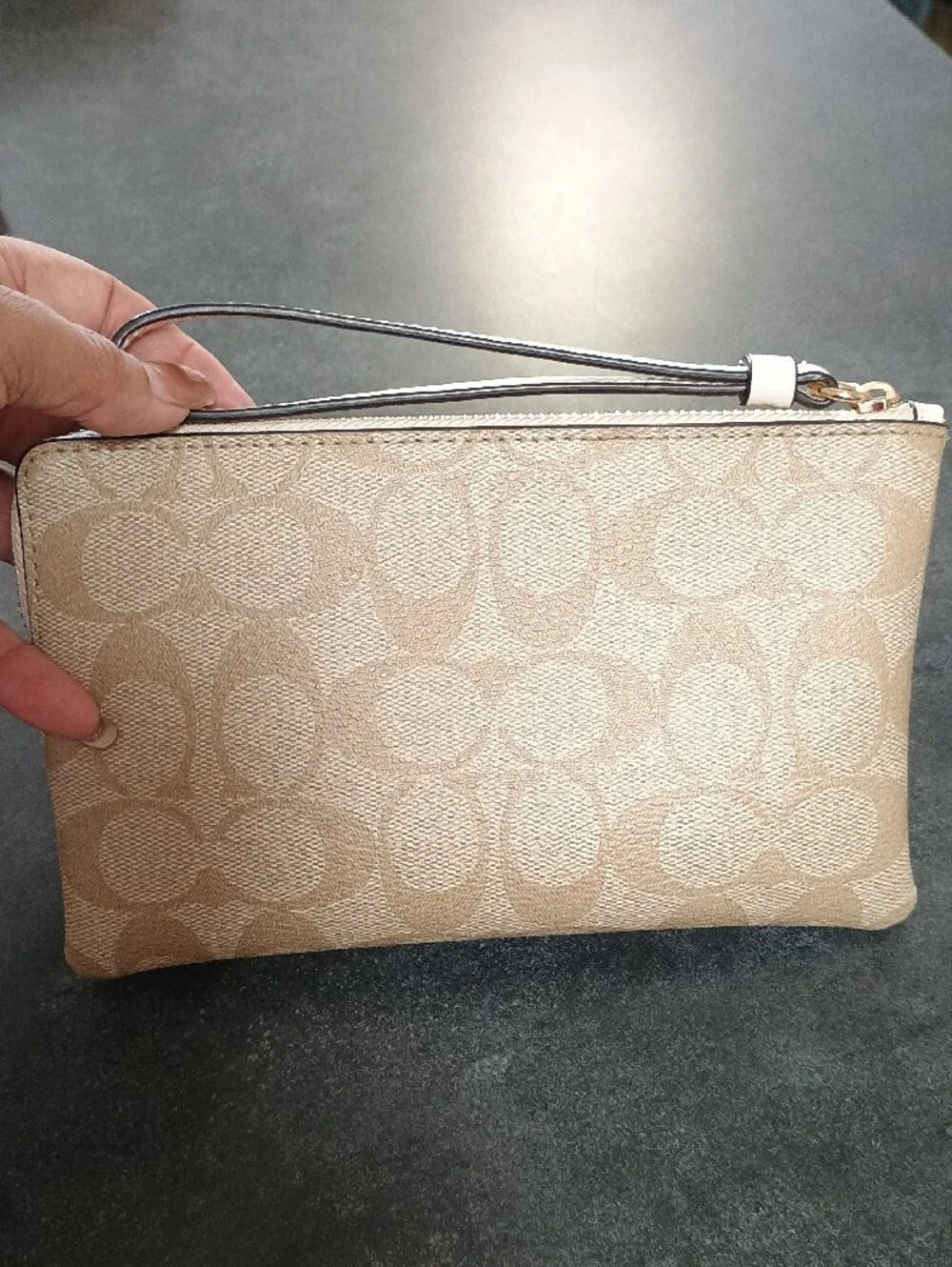 NWOT Coach Beige Signature Canvas Wristlet Clutch - Picture 3 of 3